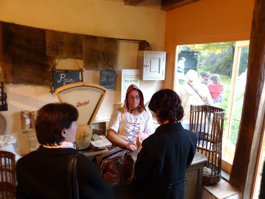 A la boulangerie, on apprend les nouvelles.